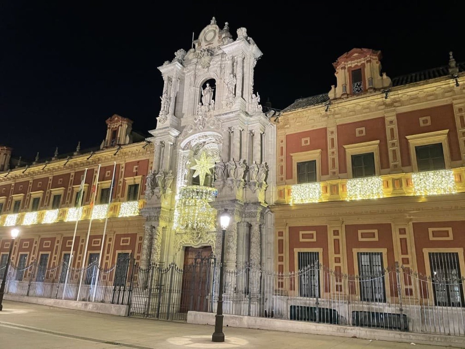 Palacio de San Telmo de Sevilla decorado con luces de Navidad